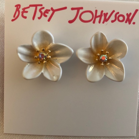 Betsey Johnson Gold Tone White Enamel Tropical Flower Stud Earrings NWT - Picture 2 of 12